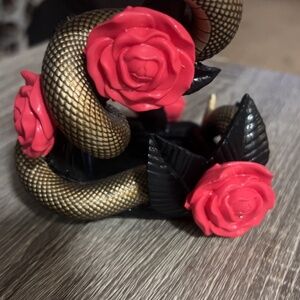 Black and gold snake soap holder